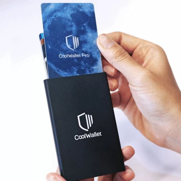 Картхолдер CoolWallet с защитой RFID Черный (CWCH)