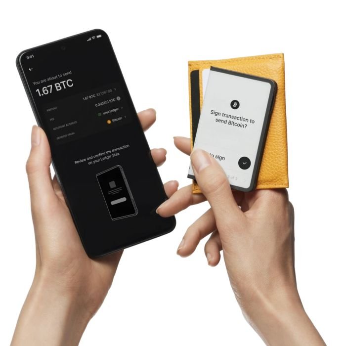 Криптокошелек Ledger Stax с чехлом Magnet Shell Black (LDGRSTX)